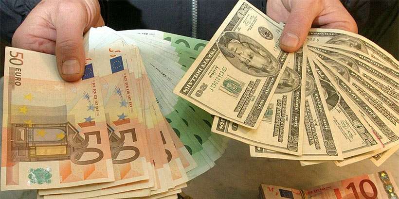 ​Физлица продолжают продавать валюты больше, чем покупать